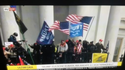 Manifestanti hanno assaltato il parlamento americano Manifestanti hanno assaltato il parlamento americano