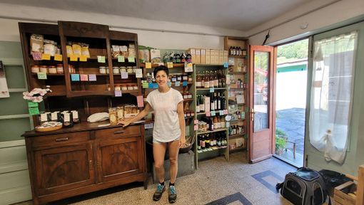 Elisa Grill nella sua bottega a Villa di Prali