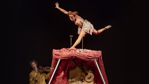 Poesia musicale e vertiginosi funambolismi con i clown del DuoLinda a Casa BIT Poesia musicale e vertiginosi funambolismi con i clown del DuoLinda a Casa BIT