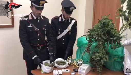 Il materiale e la droga sequestrata al pusher di Frossasco