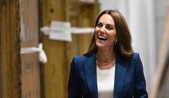 La scelta di Kate Middleton, non rispetta il dress code durante la visita al museo La scelta di Kate Middleton, non rispetta il dress code durante la visita al museo