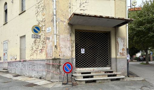 Il Cinema Trento con i segnali che avvisano della ripartenza del cantiere Il Cinema Trento con i segnali che avvisano della ripartenza del cantiere