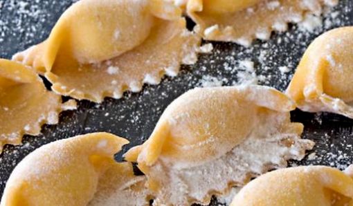 Bosconero porta in tavola l'agnolotto, simbolo della cucina piemontese