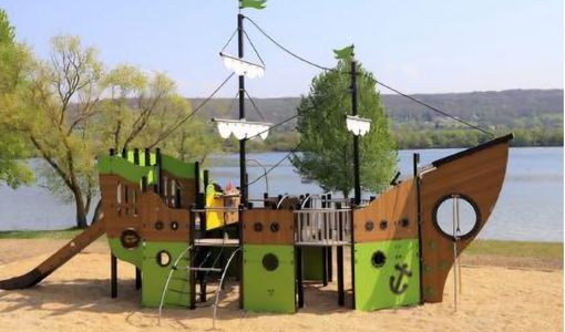 Il veliero che attraccherà nel parco giochi Il veliero che attraccherà nel parco giochi