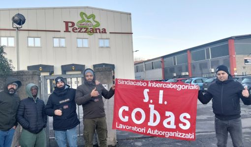 La protesta di fronte ai cancelli