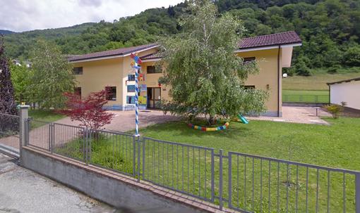 L’edificio della materna, dove al primo piano si trovano gli studi medici