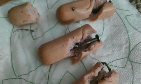 Wurstel imbottiti con chiodi: scatta l'allarme per i cani di Nichelino Wurstel imbottiti con chiodi: scatta l'allarme per i cani di Nichelino
