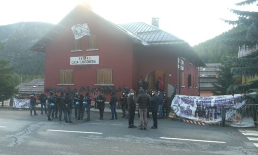 forze dell'ordine intorno a una casa cantoniera