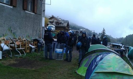 L'operazione per liberare "Chez Jesoulx" ha preso il via stamattina all'alba L'operazione per liberare "Chez Jesoulx" ha preso il via stamattina all'alba