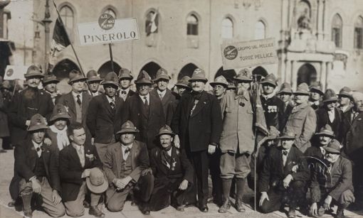 Al centro il generale Morero e inginocchiato con il cappello Godino, i due fondatori degli Alpini di Bricherasio
