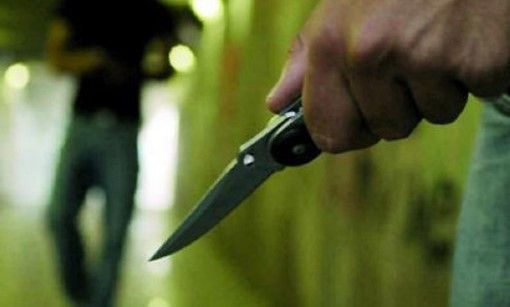 Aggredito e accoltellato da un rapinatore: momenti di paura a Carmagnola Aggredito e accoltellato da un rapinatore: momenti di paura a Carmagnola