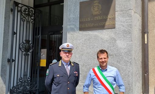 Il comandante Battel con il sindaco Salvai