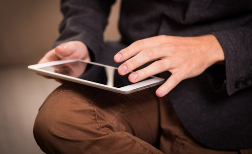 persona con un tablet in mano