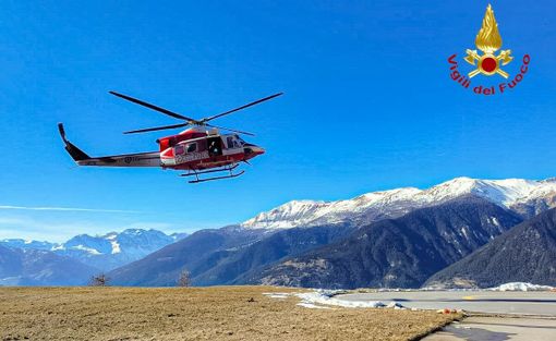 Frossasco, perde il controllo del parapendio e resta appeso tra gli alberi