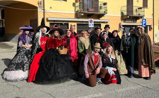 Frutasè e Frutasera, in primo piano, inginocchiati Frutasè e Frutasera, in primo piano, inginocchiati