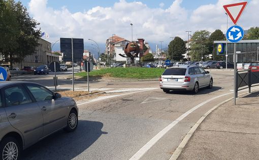 La rotonda di corso Torino a Pinerolo dove è avvenuto il fatto La rotonda di corso Torino a Pinerolo dove è avvenuto il fatto