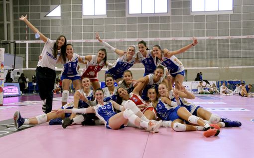 Le pinerolesi trionfanti (foto di Cinzia Consolati)