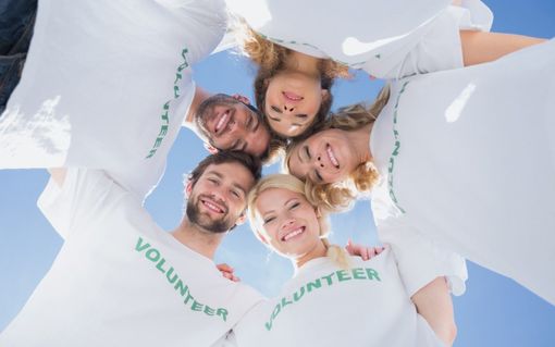 Volontari abbracciati