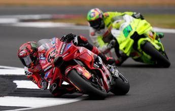 MotoGp, caos a Silverstone. Incidente per i fratelli Marquez, poi ripartono e cade Bagnaia MotoGp, caos a Silverstone. Incidente per i fratelli Marquez, poi ripartono e cade Bagnaia