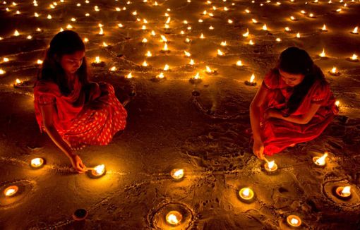 Lo yoga incontra la luci del Diwali a Pinerolo