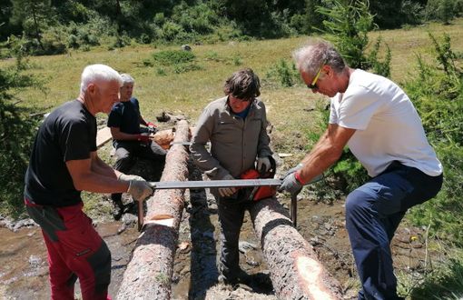 I volontari della manutenzione dei sentieri al lavoro I volontari della manutenzione dei sentieri al lavoro