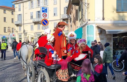Gianduja e le sue Giacomette sul calesse per la consegna delle chiavi della città