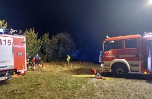 Auto contro un albero a Bagnolo Piemonte: ragazzo intrappolato nell’abitacolo