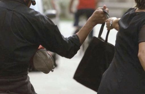 Strappa la collanina a una donna di 82 anni mentre si trova ai giardinetti: arrestato scippatore "seriale" Strappa la collanina a una donna di 82 anni mentre si trova ai giardinetti: arrestato scippatore "seriale"