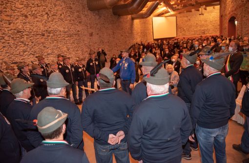 Il Coro dle Piase di Campiglione Fenile si esibisce per Paola di Liegi e suo marito (Foto di Walter Curti) Il Coro dle Piase di Campiglione Fenile si esibisce per Paola di Liegi e suo marito (Foto di Walter Curti)
