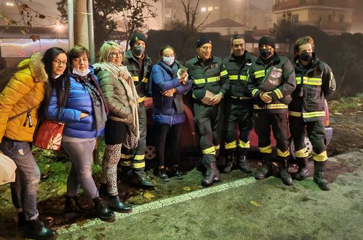 Il gattino recuperato vicino all'ospedale di Pinerolo assieme ai suoi soccorritori Il gattino recuperato vicino all'ospedale di Pinerolo assieme ai suoi soccorritori