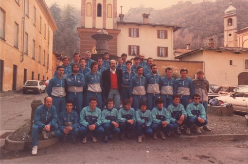 L’Atletica Cavour nel 1987 con al centro Franco Arese campione europeo dei 1500 metri piani a Helsinki 1971, fondatore di Asics Italia ed ex presidente della Federazione Italiana di Atletica Leggera L’Atletica Cavour nel 1987 con al centro Franco Arese campione europeo dei 1500 metri piani a Helsinki 1971, fondatore di Asics Italia ed ex presidente della Federazione Italiana di Atletica Leggera