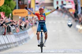 Giro d'Italia, Carlos Verona vince quindicesima tappa. Del Toro sempre in rosa