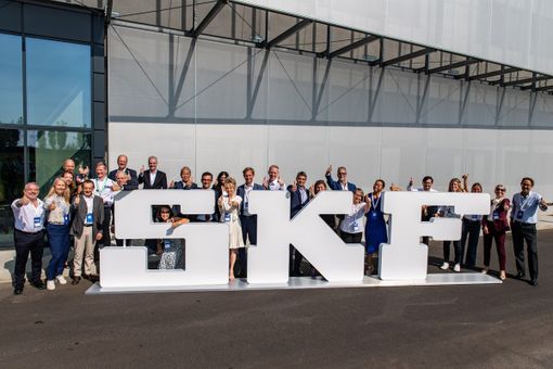La foto di gruppo fuori dal nuovo centro