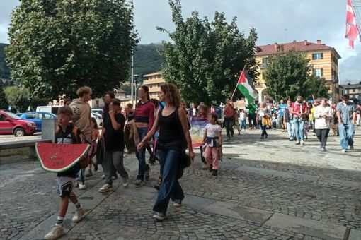 Il ritrovo in piazza a Luserna San Giovanni Il ritrovo in piazza a Luserna San Giovanni