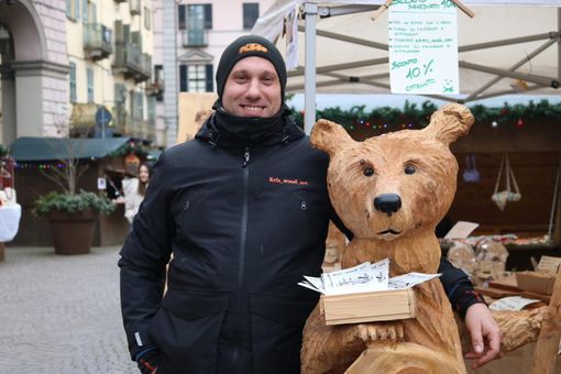 Kriss Wood Art con una sua creazione Kriss Wood Art con una sua creazione