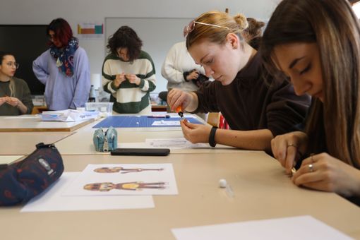 Gli studenti del Buniva al lavoro per realizzare i pupazzi protagonisti del cortometraggio (Archivio fotografico IIS M. Buniva)
