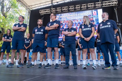 Lo staff con dietro le giocatrici (foto di Christian Bosio)