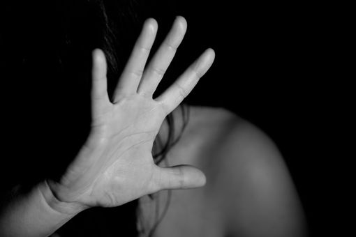 Uomini che maltrattano le donne: crescono le richieste di aiuto Uomini che maltrattano le donne: crescono le richieste di aiuto
