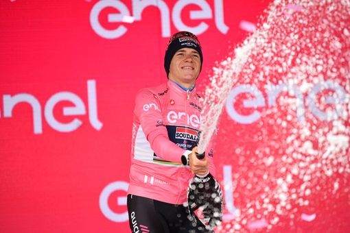 BuonGiro Speciale. Il bilancio con il direttore Mauro Vegni: "L'uscita di Evenepoel è difficile da digerire, situazione Covid che rischia di fare 'stragi' anche nelle prossime tappe" BuonGiro Speciale. Il bilancio con il direttore Mauro Vegni: "L'uscita di Evenepoel è difficile da digerire, situazione Covid che rischia di fare 'stragi' anche nelle prossime tappe"