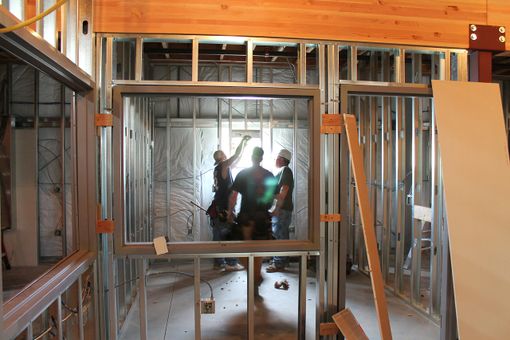 muratori in azione in cantiere domestico