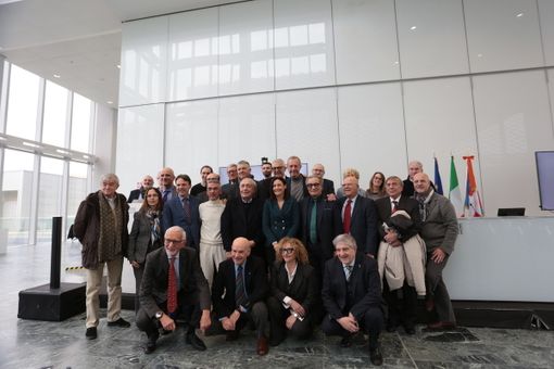persone in gruppo in sala trasparenza grattacielo