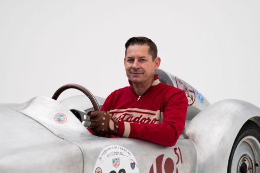 Un uomo seduto a bordo di una vettura Un uomo seduto a bordo di una vettura