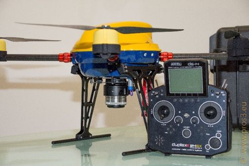 drone con telecomando drone con telecomando
