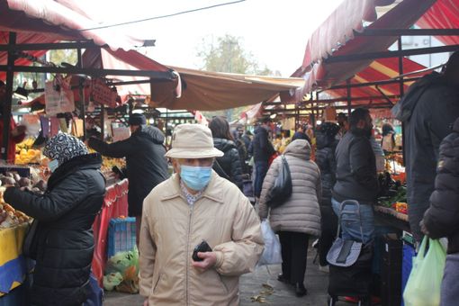 Mascherina all'aperto - immagine d'archivio Mascherina all'aperto - immagine d'archivio