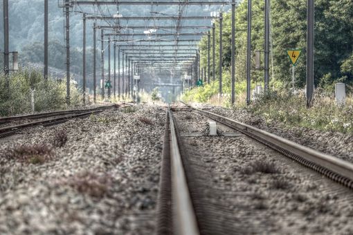 Uomo investito e ucciso da un treno a Villastellone, circolazione ferroviaria sospesa Uomo investito e ucciso da un treno a Villastellone, circolazione ferroviaria sospesa