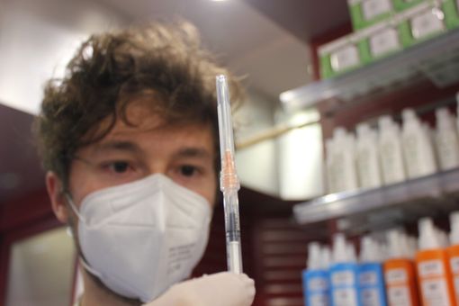 farmacista con vaccino