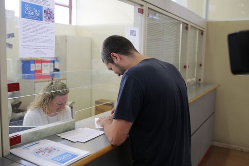 Firma per donazione degli organi - foto di archivio Firma per donazione degli organi - foto di archivio