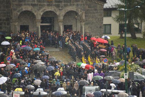 Sestriere, commozione e silenzio irreale per l'ultimo saluto a Matteo Franzoso