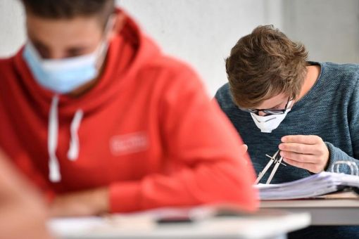 ragazzi con mascherine a scuola ragazzi con mascherine a scuola