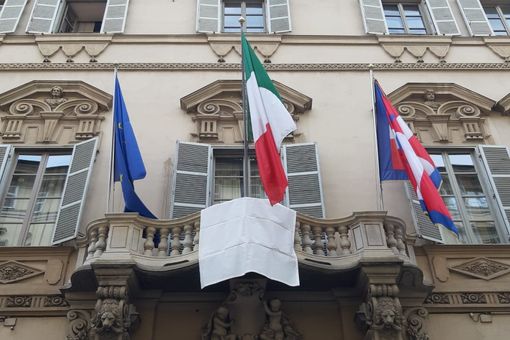Lo striscione esposto fuori da Palazzo Lascaris Lo striscione esposto fuori da Palazzo Lascaris